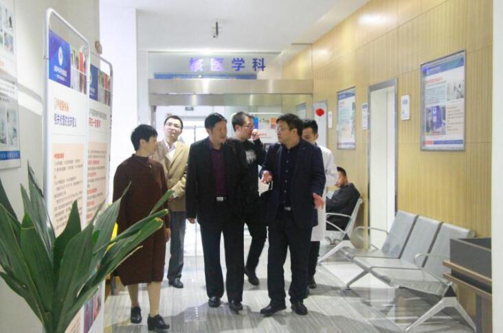 郑州大学第一附属医院甲状腺外科主任邱新光教授莅临我院进行技术交流